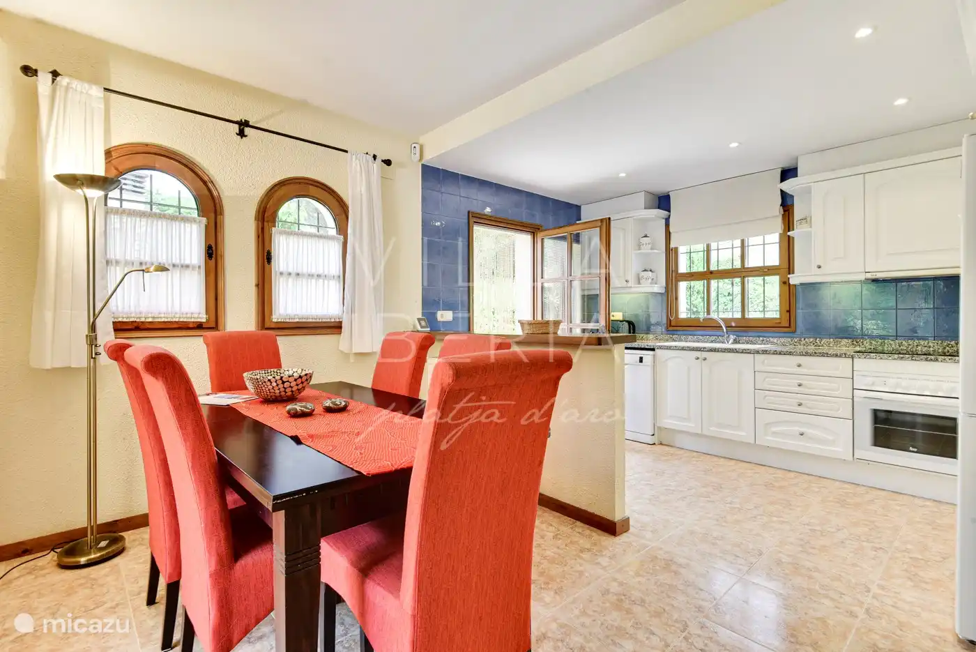 Cuisine ouverte avec porte donnant sur la salle à manger extérieure.