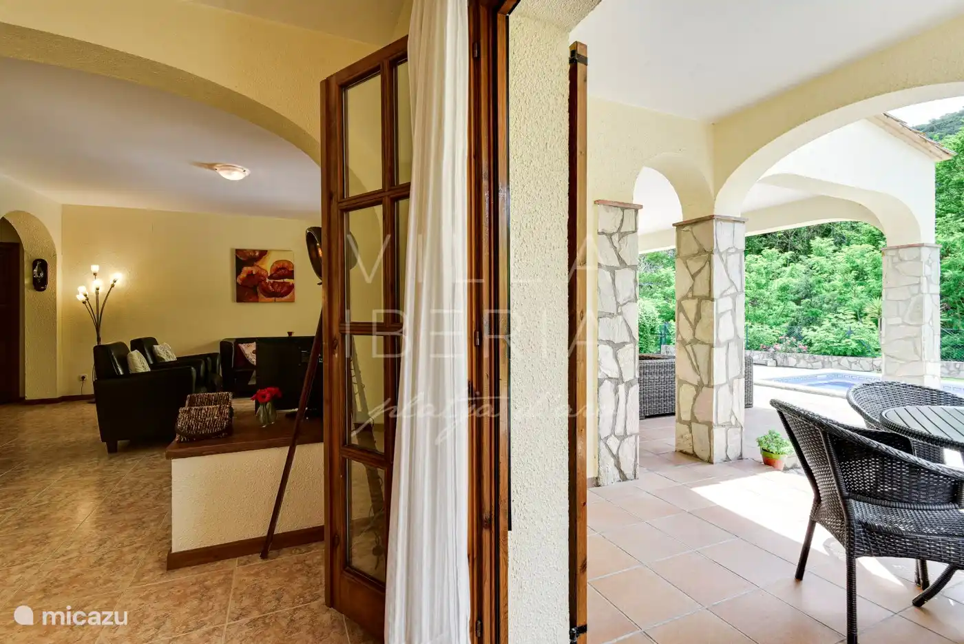 Auvent spacieux situé directement à la maison