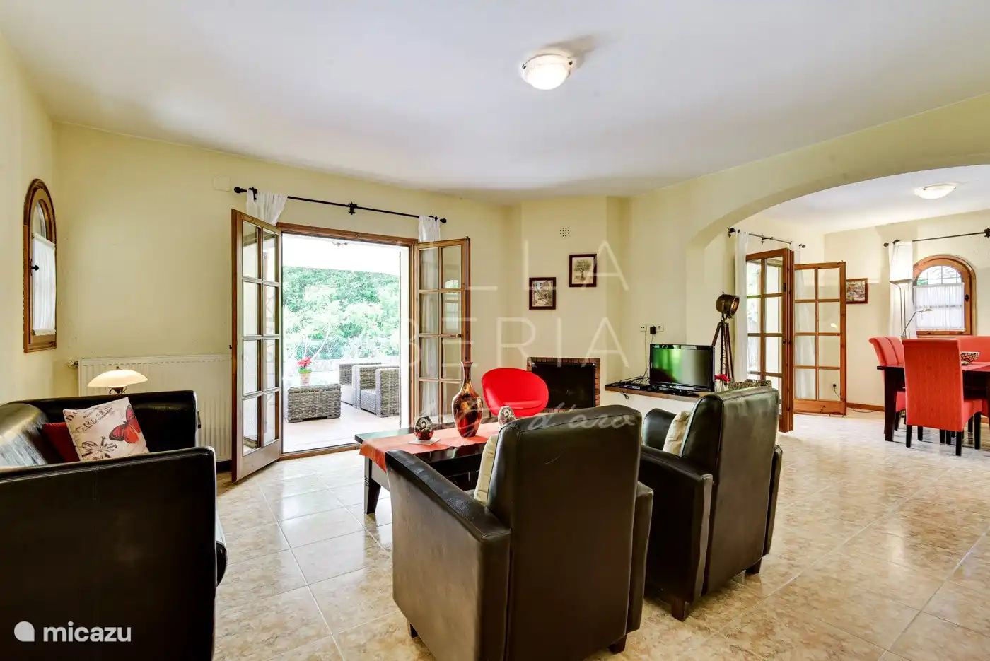 Salon spacieux, avec 2 passages vers la terrasse couverte et le jardin.