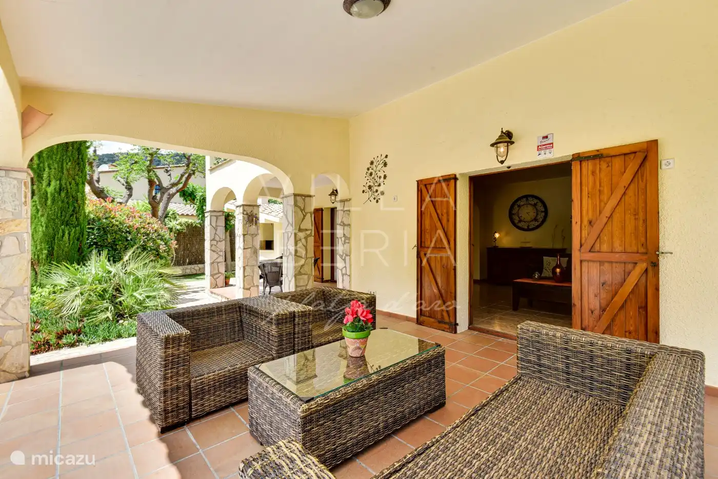 Beau salon sous la verrière, accès direct au salon