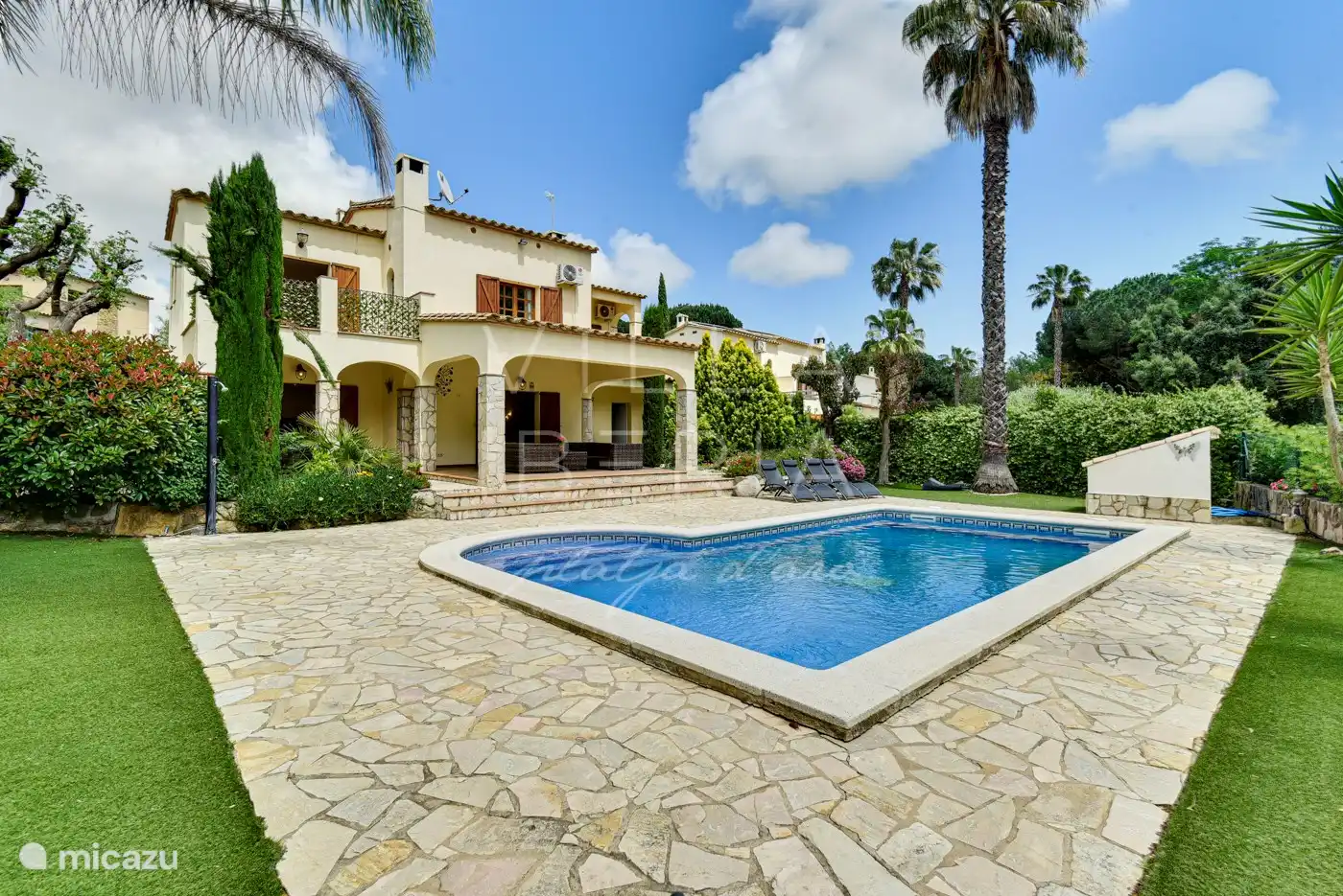 Le jardin, avec beaucoup d’espace pour que les enfants puissent jouer. Vue complète sur la piscine depuis le coin salon sur la terrasse 