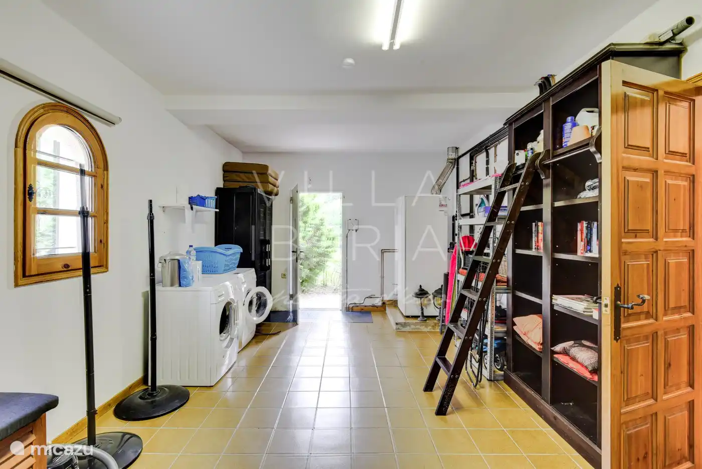 Espace de rangement avec lave-linge et sèche-linge