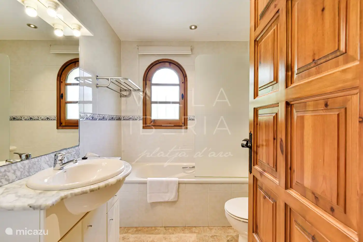 Salle de bain 1 appartenant à la suite du premier étage