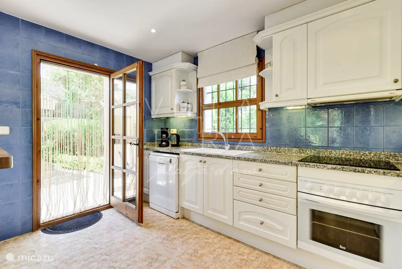 Cuisine ouverte avec accès direct à la salle à manger extérieure