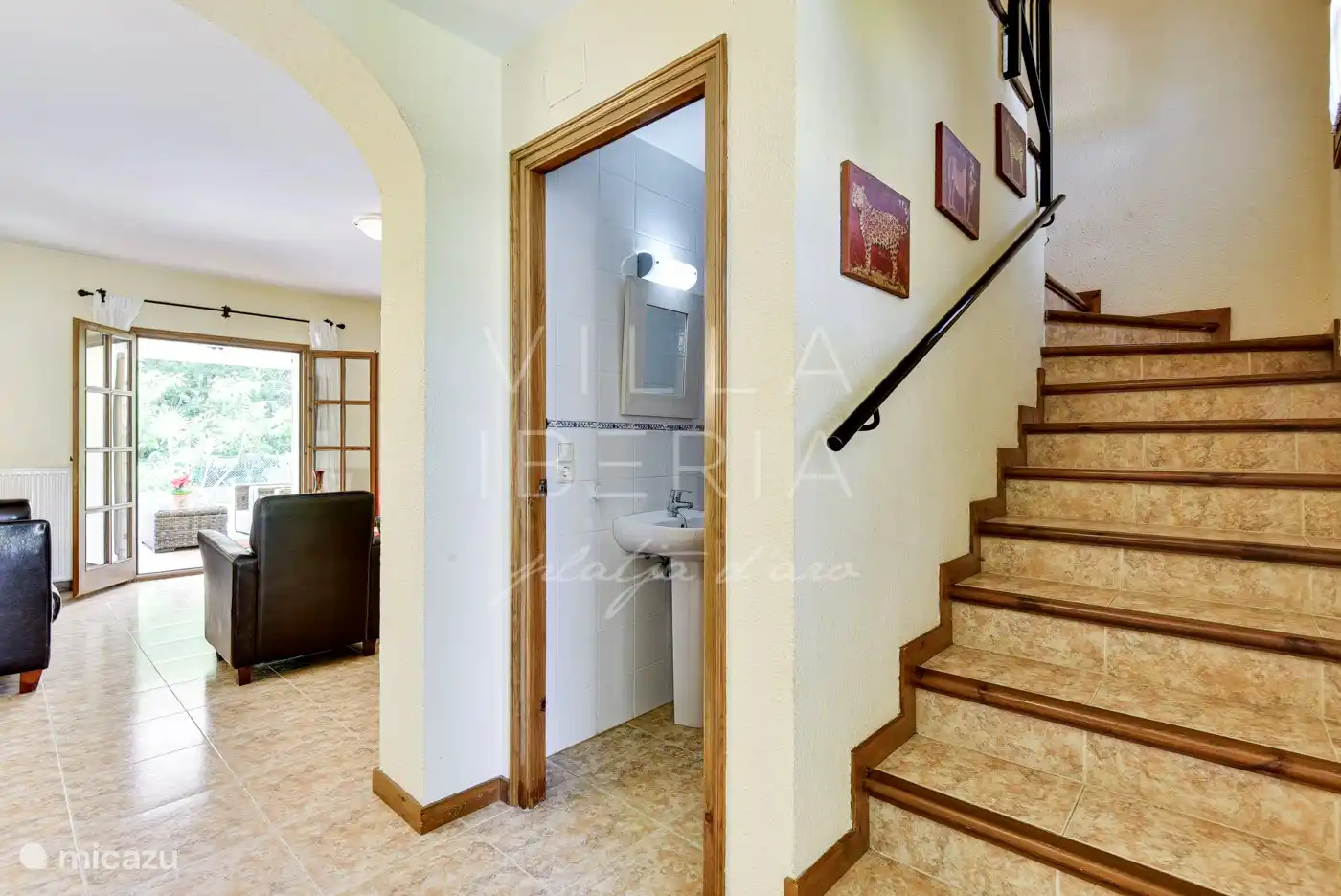 Entrée avec escalier menant au sommet, entrée au salon, WC séparé.