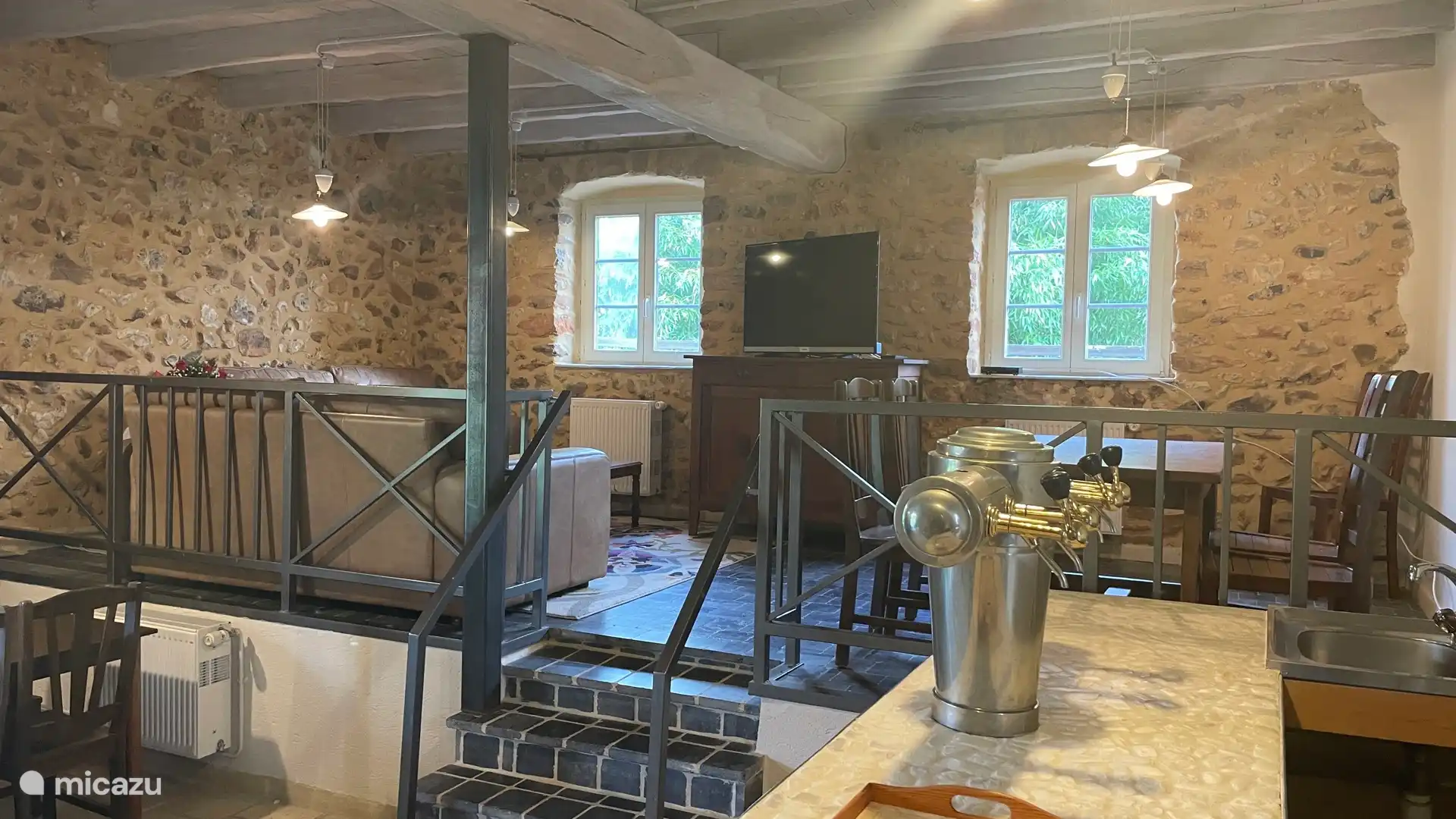 Lounge-Bereich und Bar