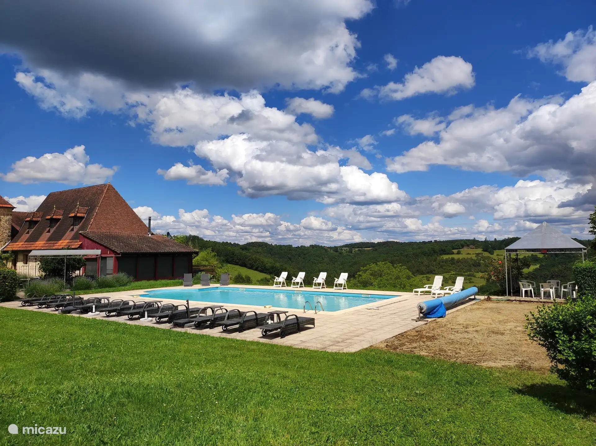 Blick auf das Tal und den Pool