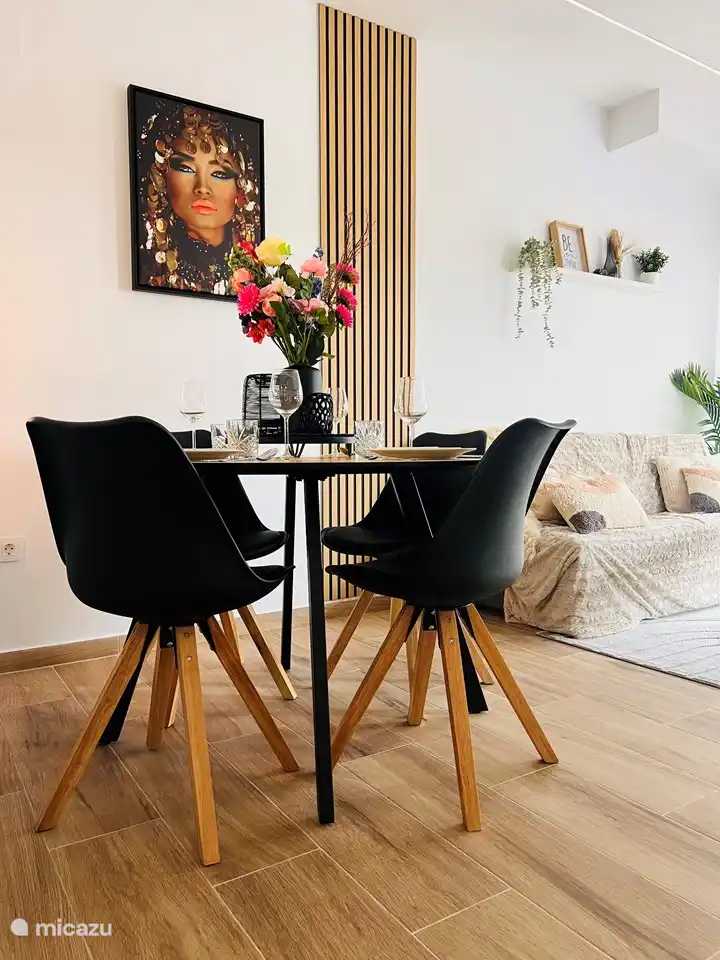 eetkamer kan uitgebreid worden voor 6 personen