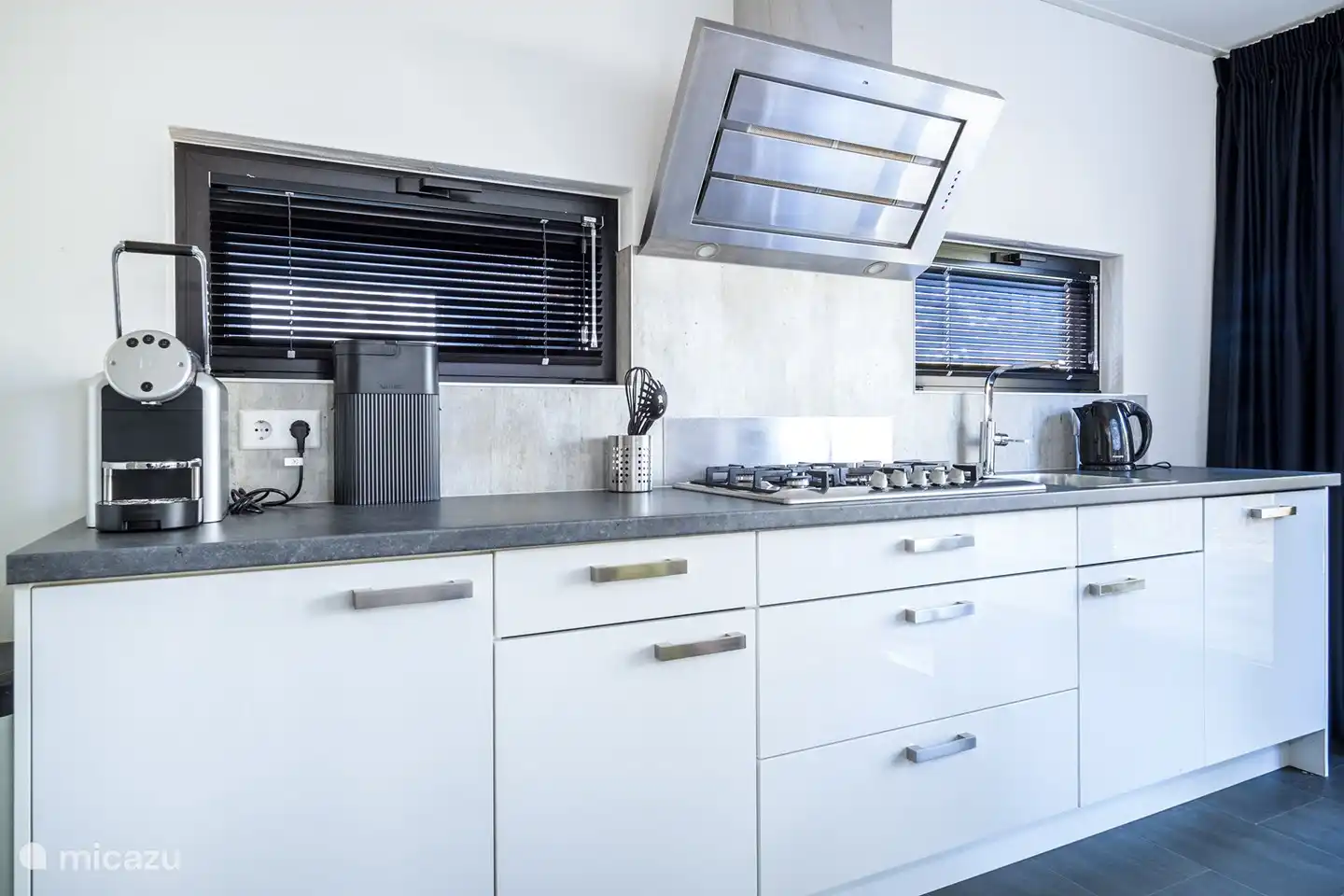 die Küche mit Ausstattung