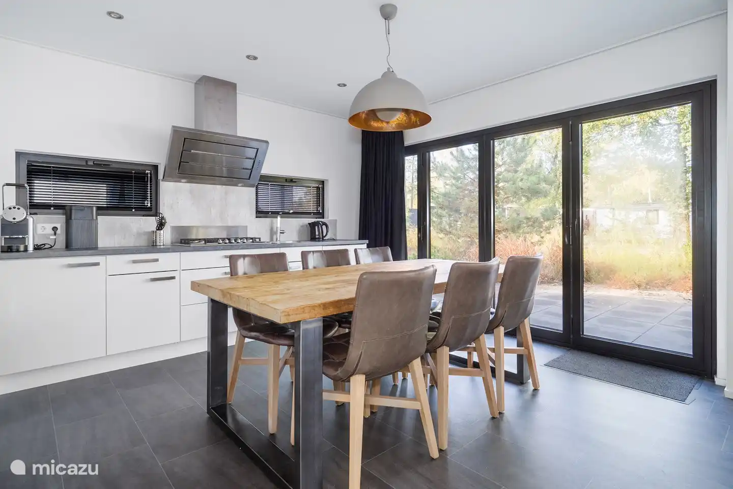 Küche mit Esstisch mit schöner Aussicht nach draußen
