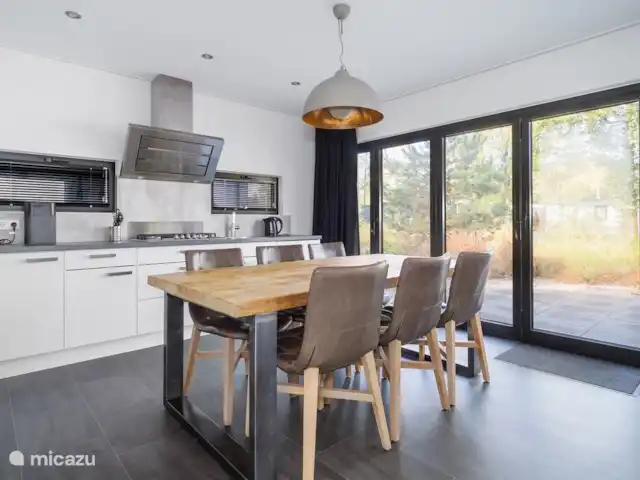 Maison de vacances Maridu Forest Cube | Pays-Bas, Gueldre, Arnhem - maison de vacances cuisine avec table à manger avec de belles vues sur l'extérieur