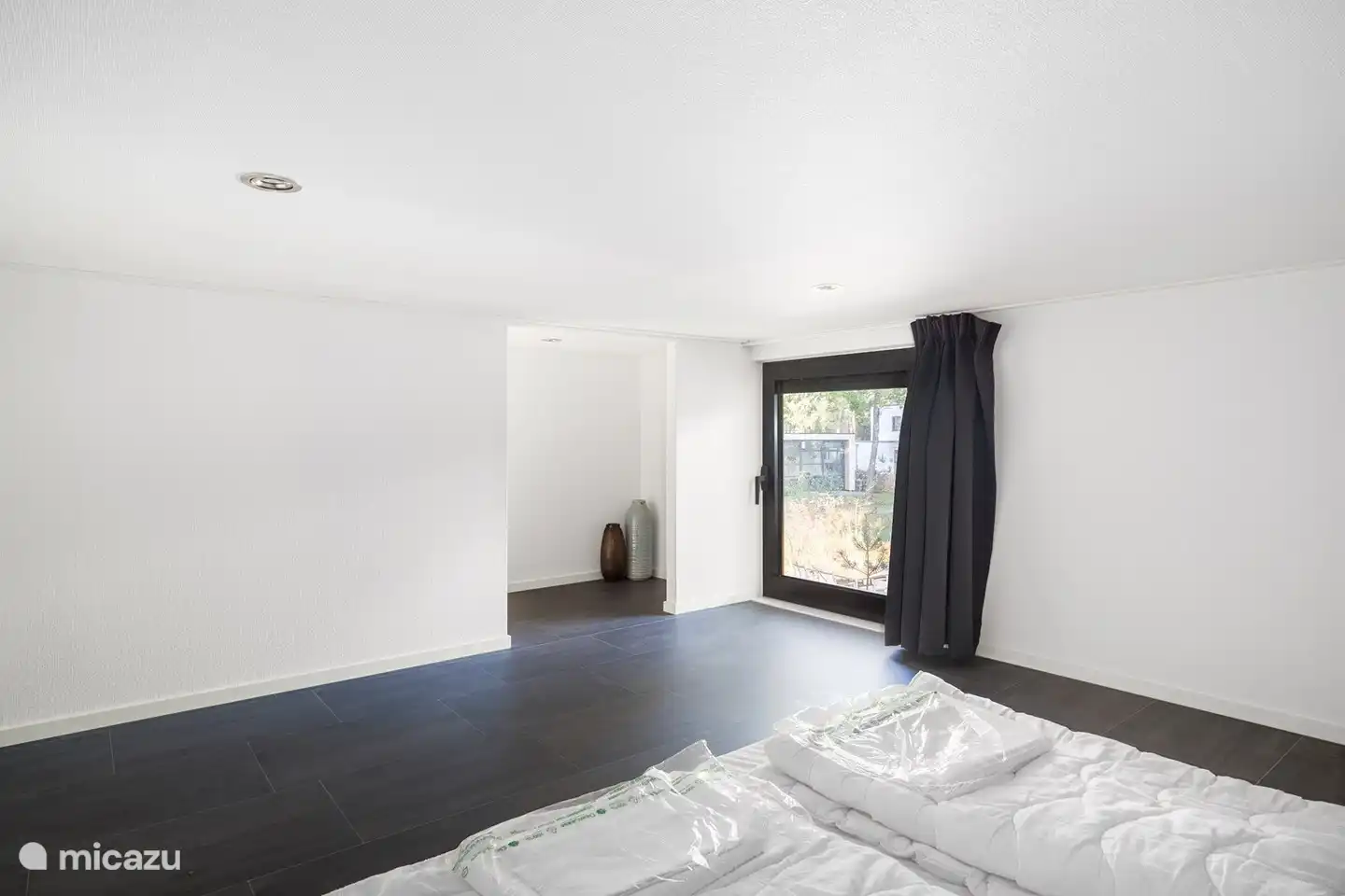 mit natürlichem Tageslicht im Schlafzimmer