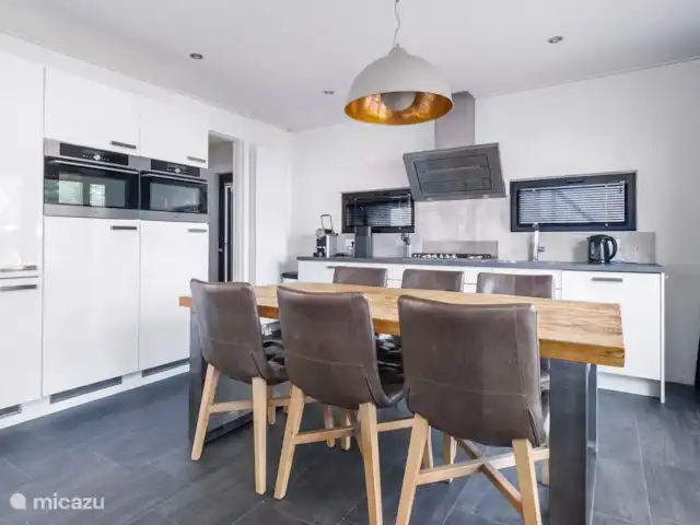 Maison de vacances Maridu Forest Cube | Pays-Bas, Gueldre, Arnhem - maison de vacances La cuisine ouverte avec table à manger est attenante au séjour