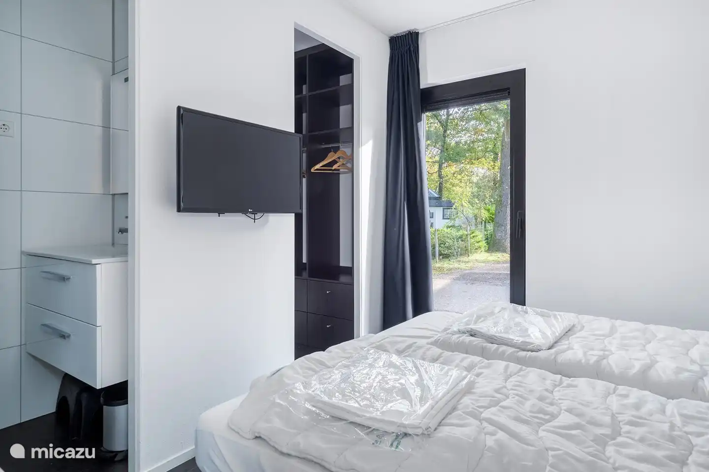 Doppelzimmer mit Badezimmer mit Dusche und Waschbecken