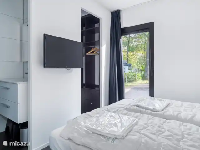 Maison de vacances Maridu Forest Cube | Pays-Bas, Gueldre, Arnhem - maison de vacances Chambre double avec une salle de bain avec douche et lavabo