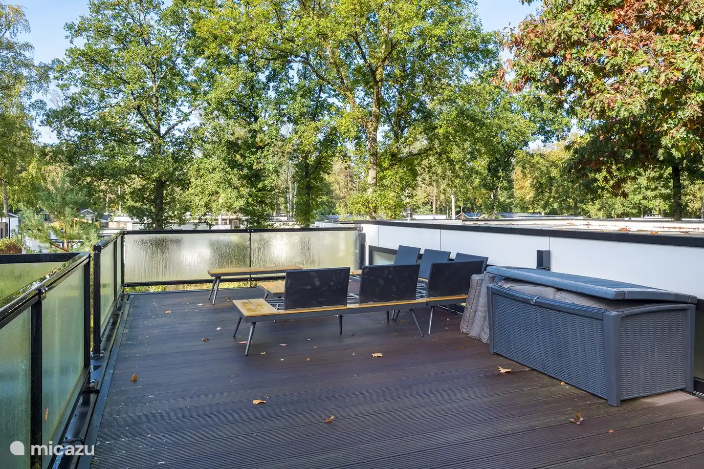 die Dachterrasse mit Lounge-Sofa
