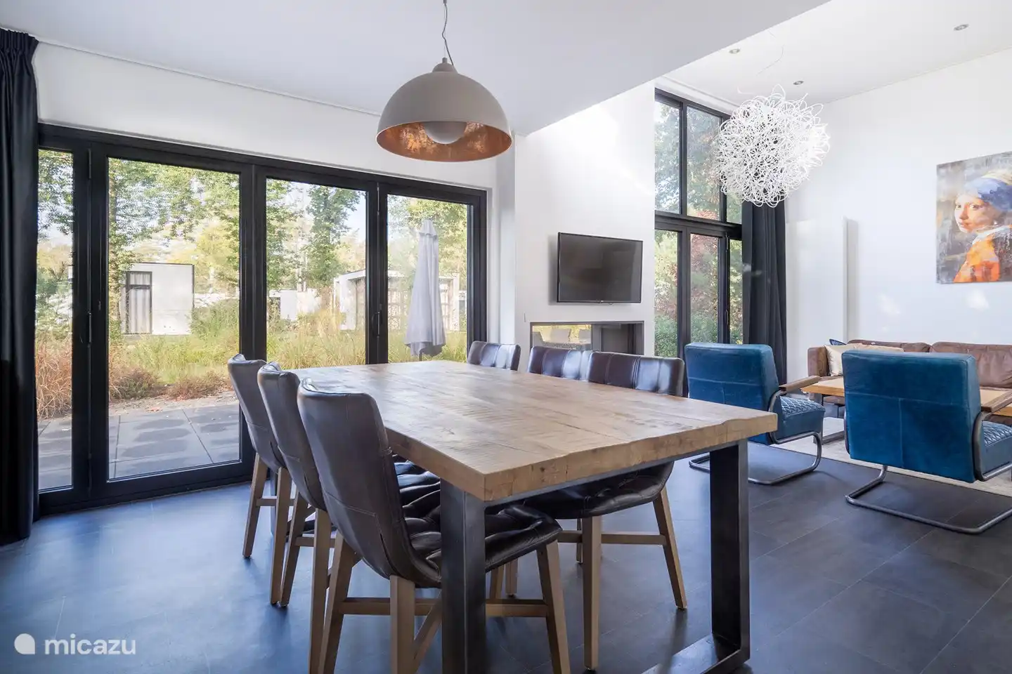 Esstisch, Blick auf das Wohnzimmer