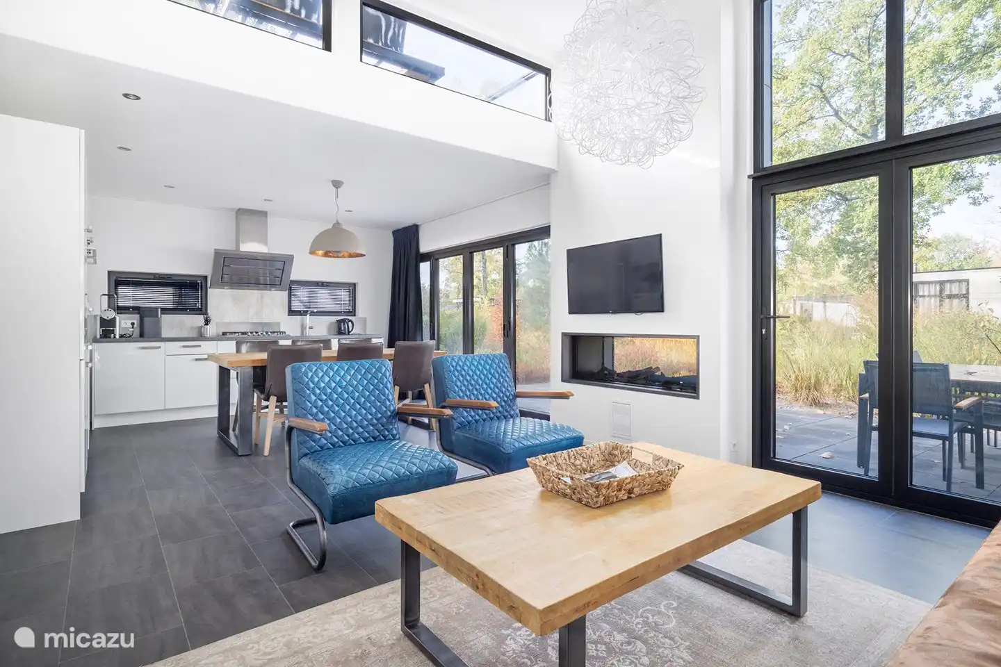 Wohnzimmer und Küche mit Gaskamin, der von innen und außen einsehbar ist