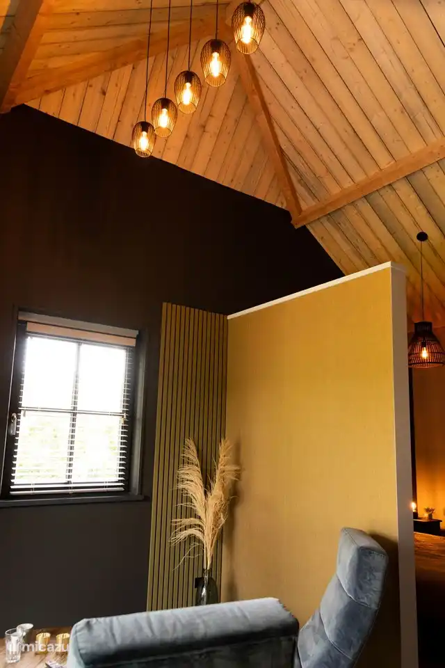 Attraktives Haus mit einer Decke mit Holzbalken bis zum Dachfirst.