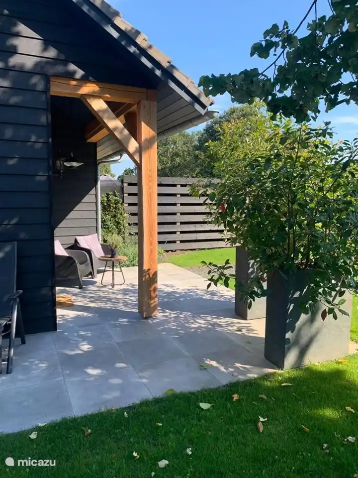 Überdachter Außensitzplatz mit Heizung.