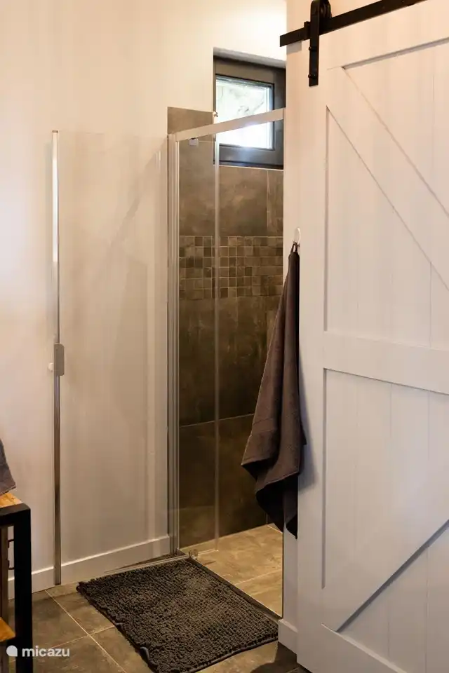 Modernes Badezimmer mit Fußbodenheizung und separater Toilette.