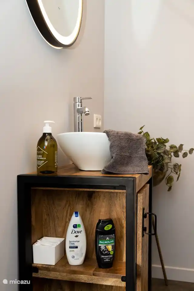 Waschbecken im Badezimmer; inklusive Seife und Handtücher.