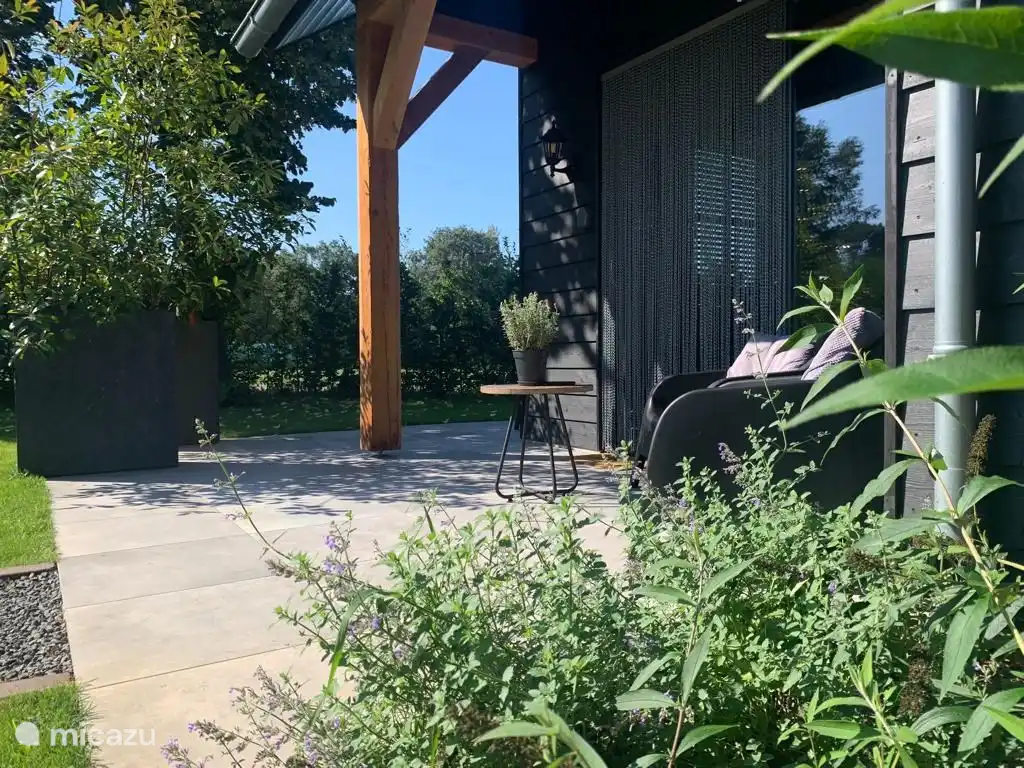 Auf der gemütlichen überdachten Terrasse können Sie bei schönem Wetter aber auch bei schlechtem Wetter sitzen.