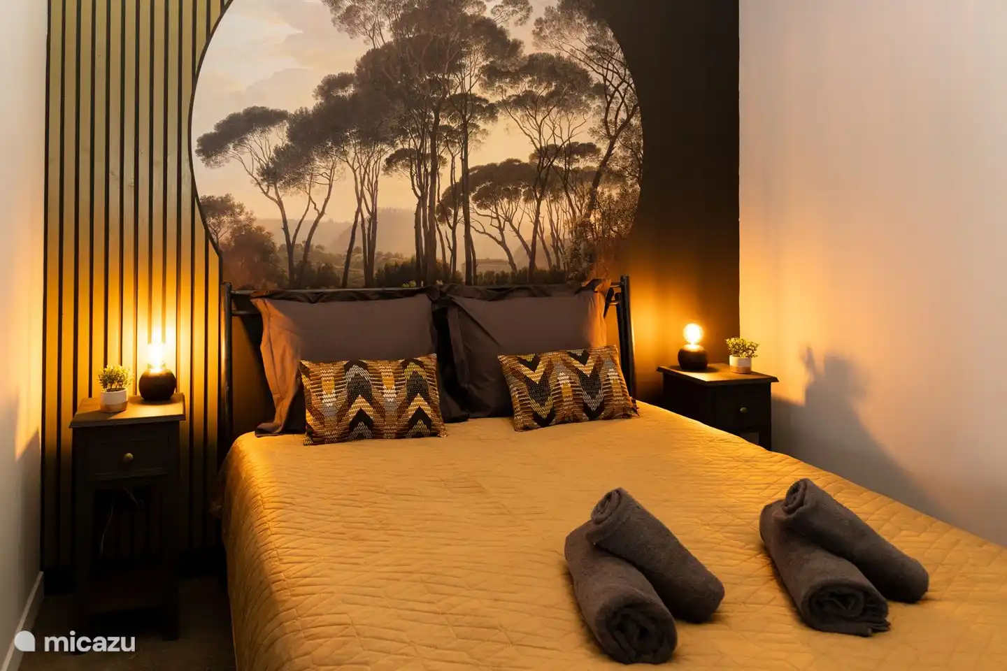 Schlafzimmer De Dommelaar mit einem Doppelbett. Mit einem schönen Hingucker als Wanddekoration.