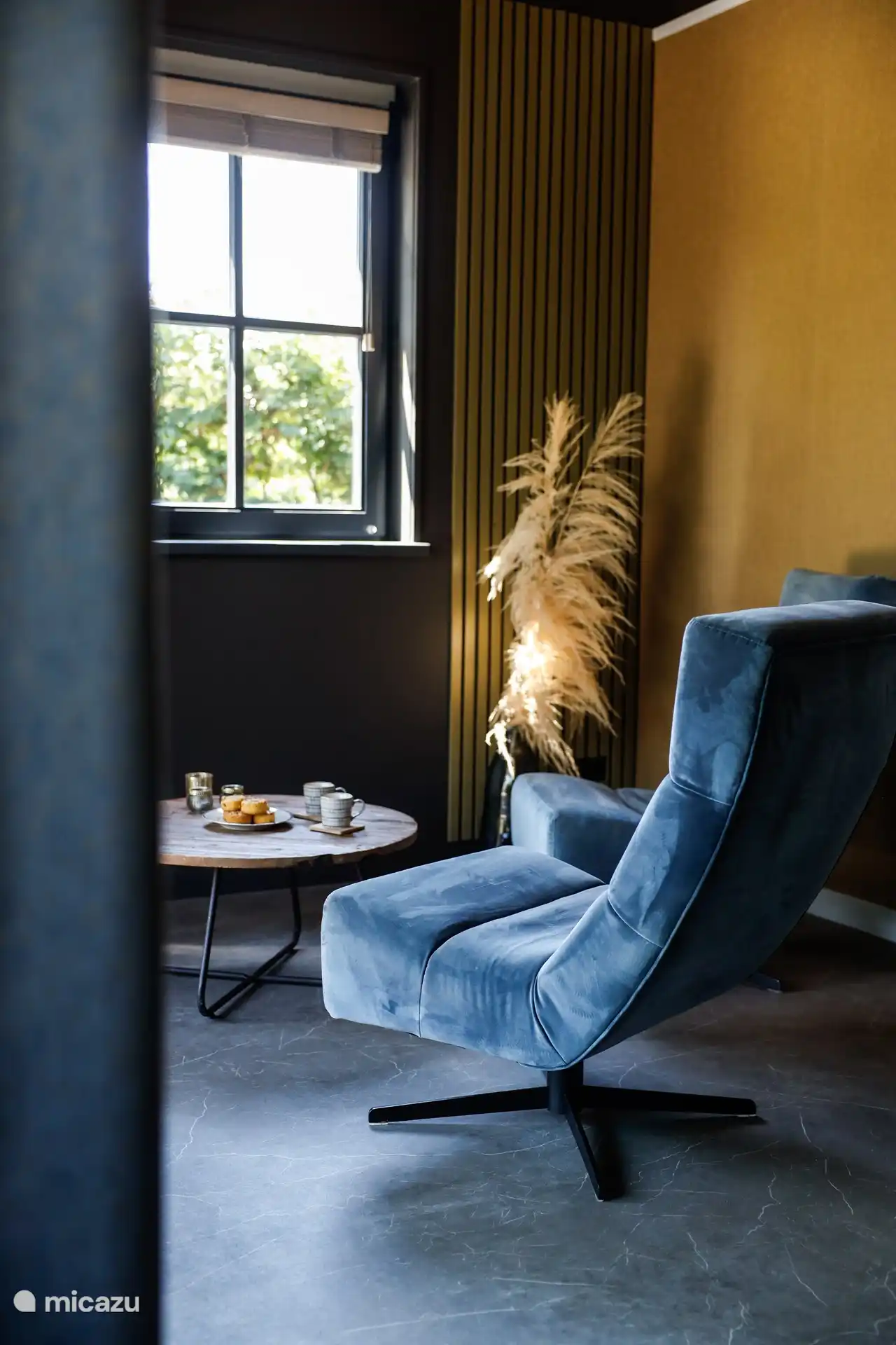 Das gemütliche Wohnzimmer mit Smart-TV und bequemen Sesseln.