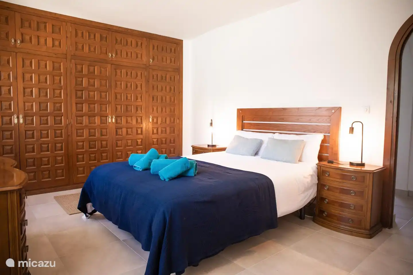 Schlafzimmer mit bequemen Betten