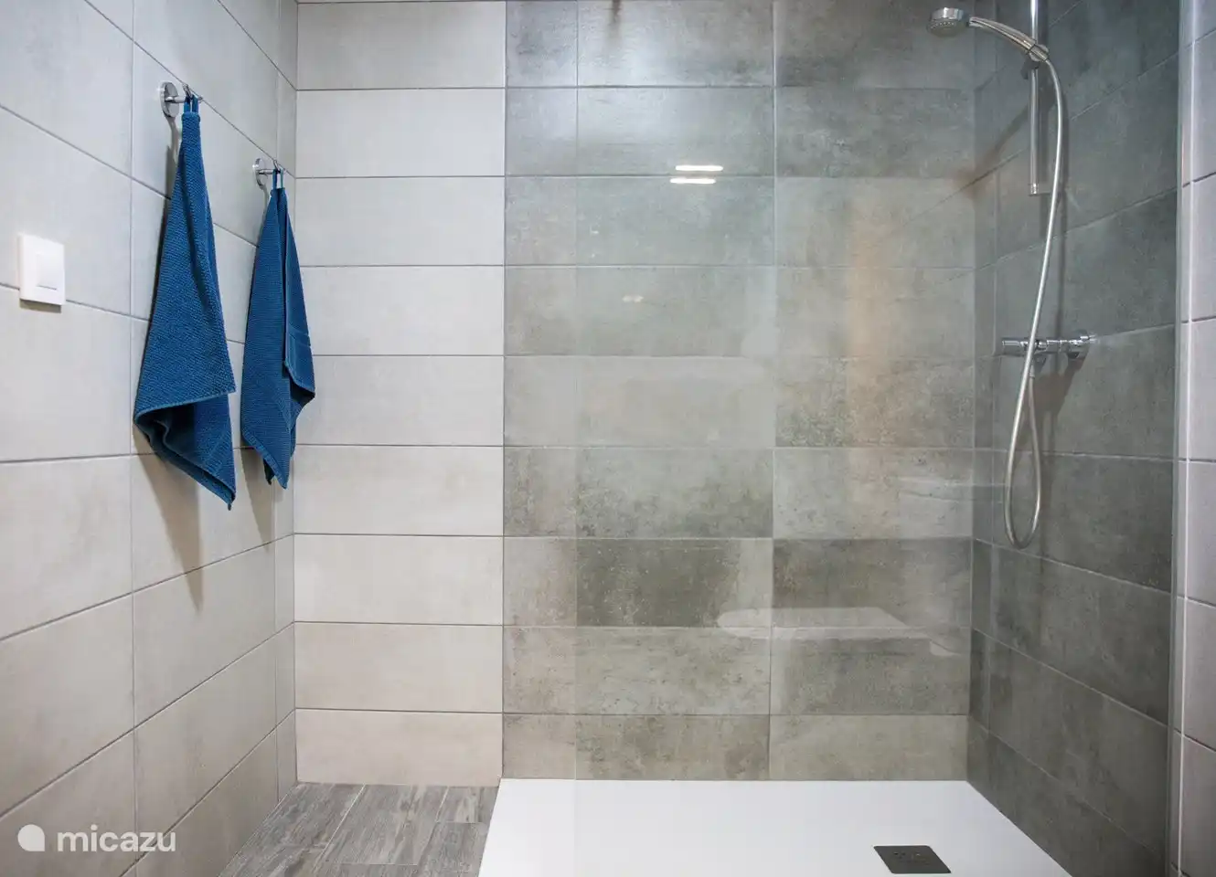 Badezimmer mit Dusche