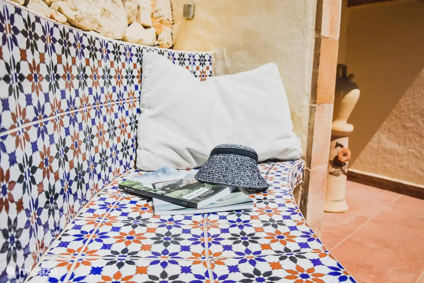 Bank neben dem Grill