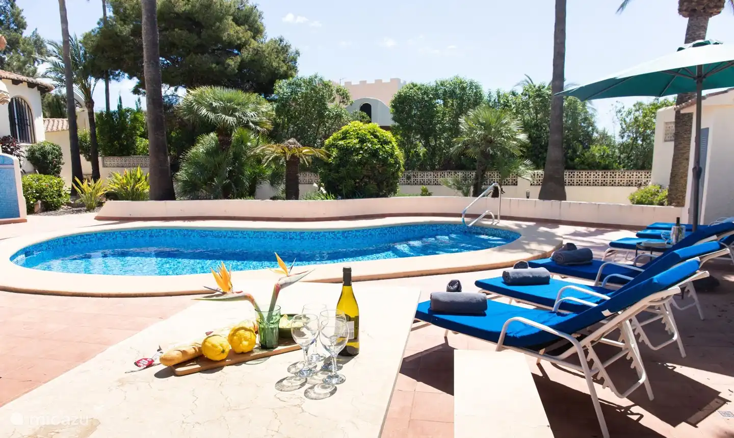 Entspannen Sie sich auf den Sonnenliegen an Ihrem privaten Pool