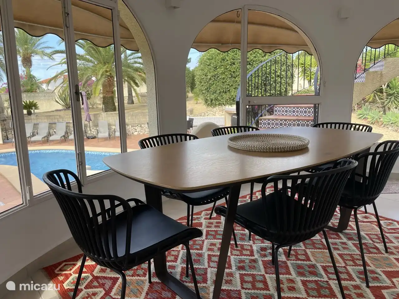 Die Naya mit Blick auf den Garten