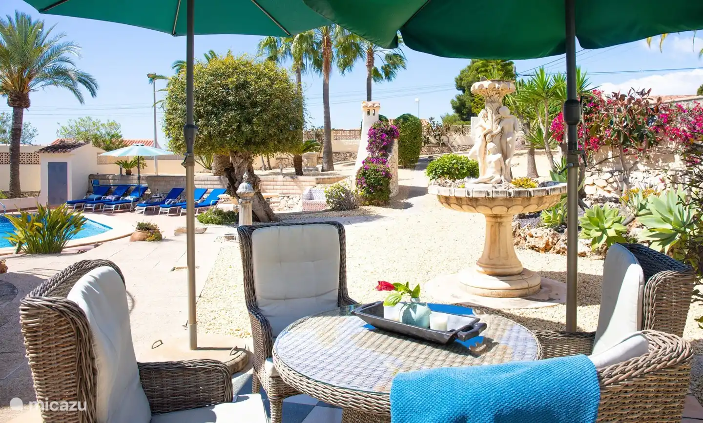 Schöne Sitzbereiche draußen, um die Sonne oder den Schatten zu genießen