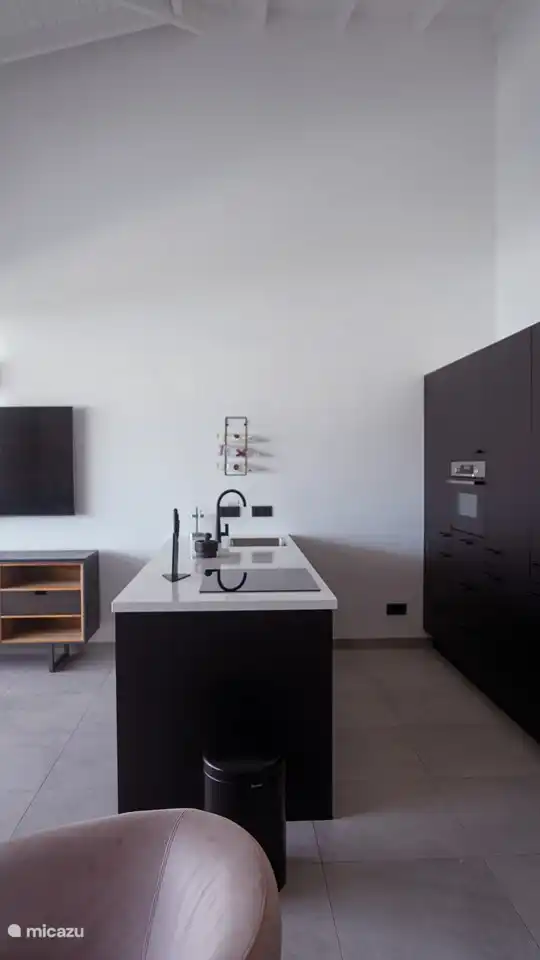 Keuken met kookeiland en inbouwapparatuur