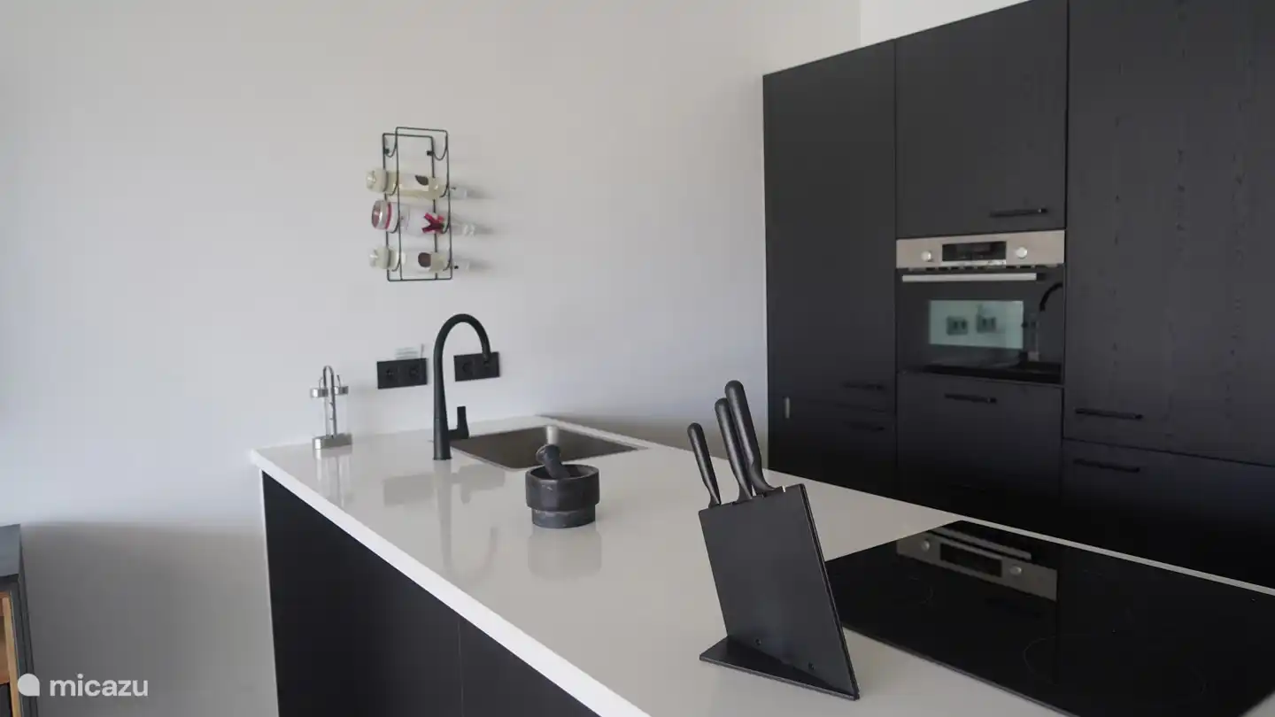 Keuken met kookeiland en inbouwspparatuur