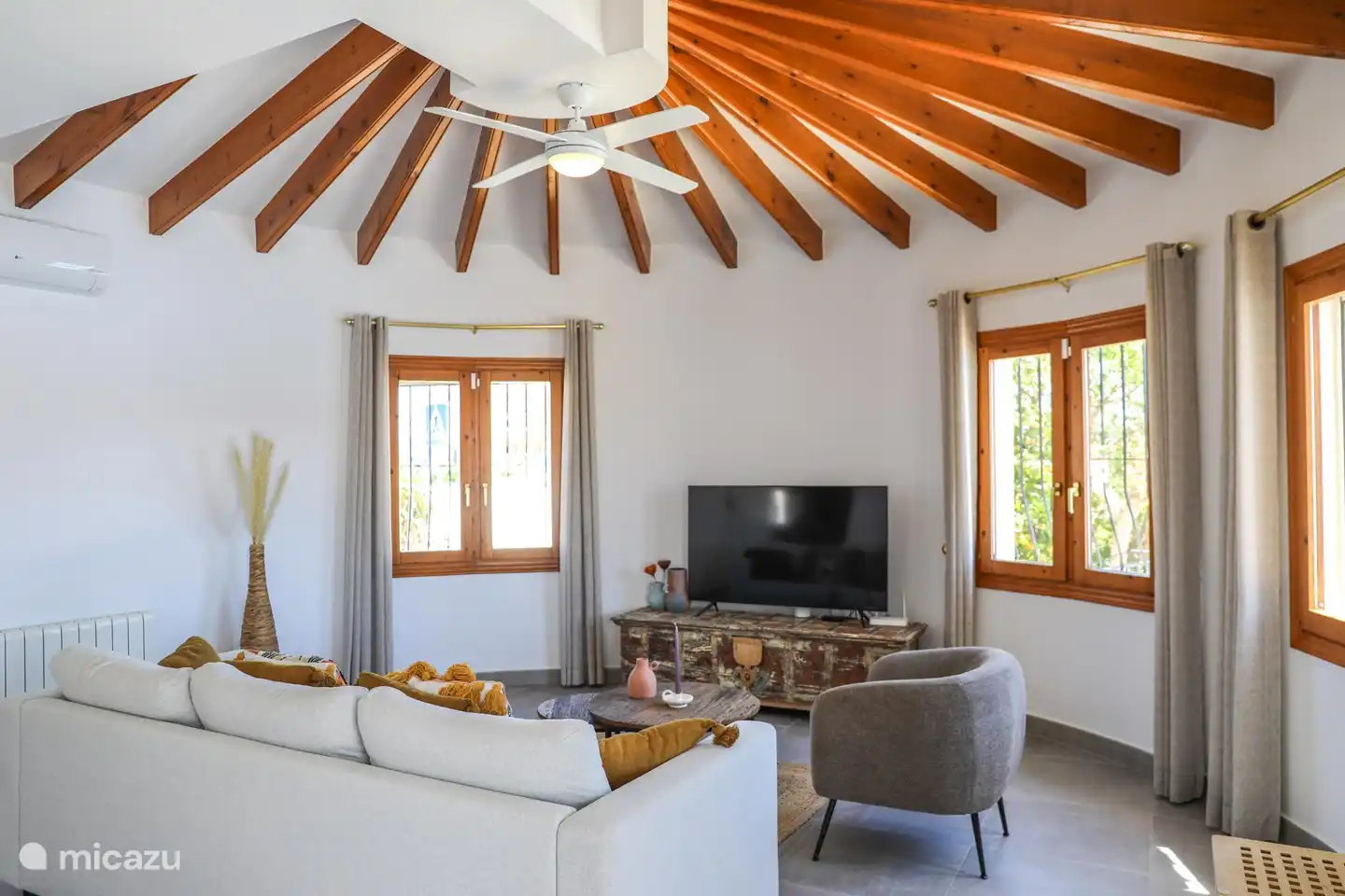 Una sala de estar acogedora y confortable, y mira el hermoso techo.