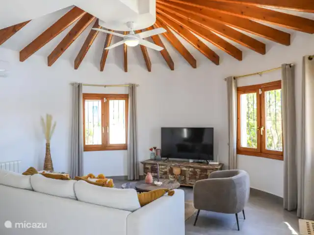 Villa Flores | Espagne, Costa Blanca, Benitachell - villa Un salon douillet et confortable, et regardez le beau plafond