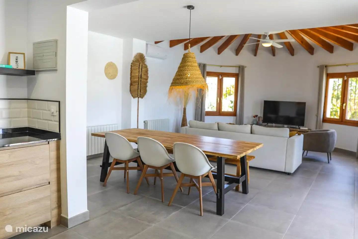 Desde la cocina abierta se tiene vista a la mesa del comedor y al salón.