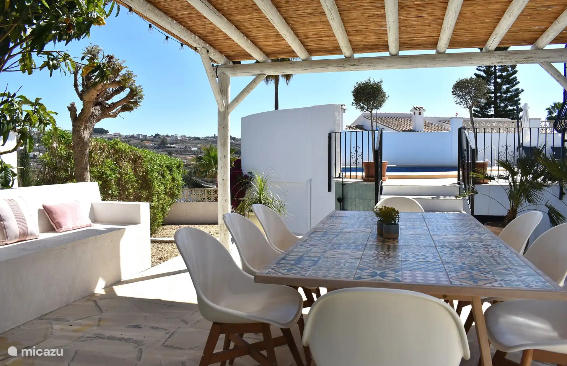 Comedor al costado de la casa.