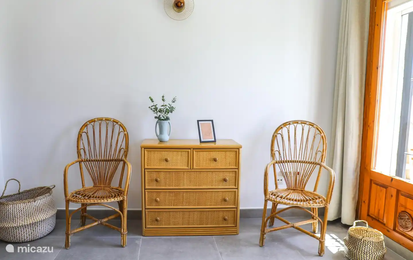 Dos zonas para sentarse en el dormitorio.