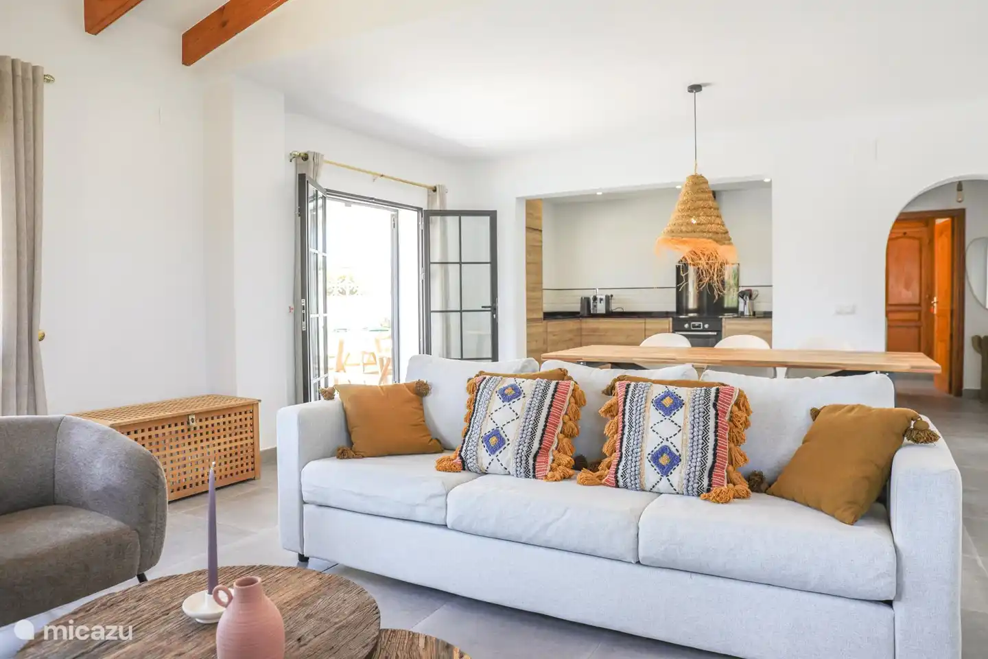 El salón con cocina abierta.