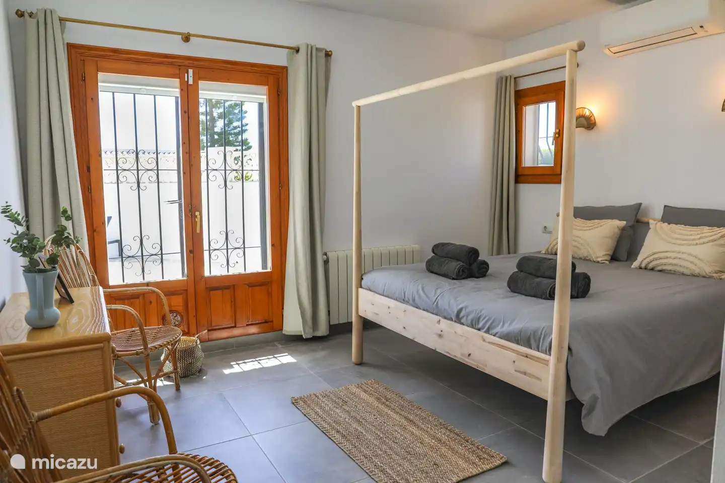 Un dormitorio doble con dos zonas de estar.