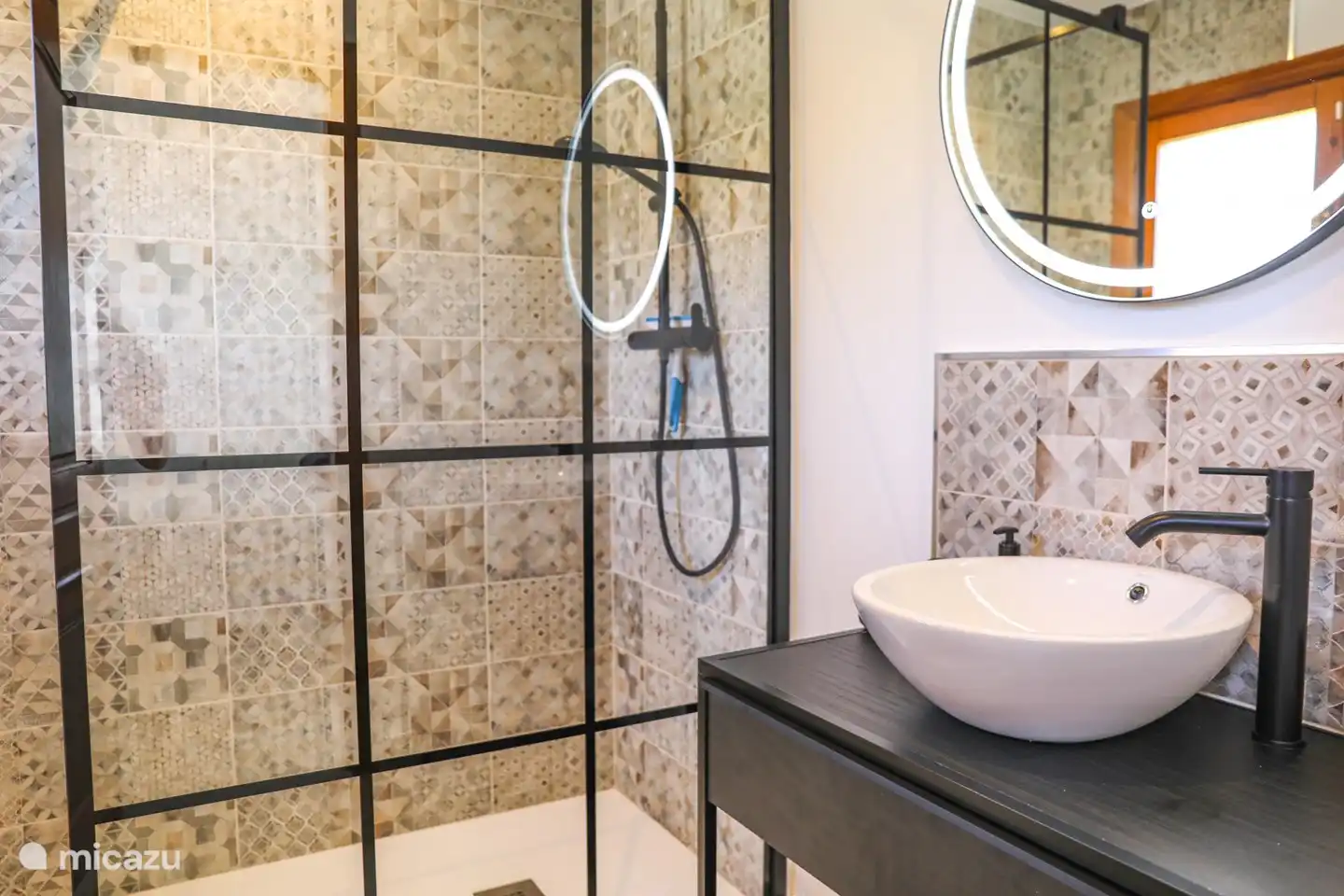 El moderno cuarto de baño con ducha y lavabo.