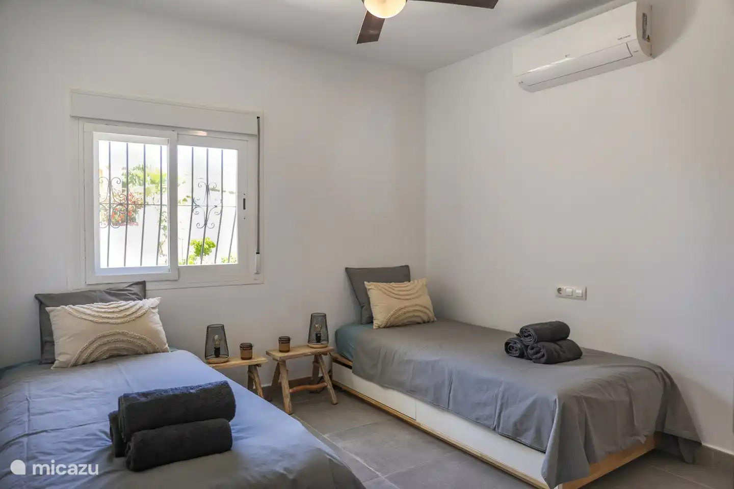 Dormitorio con dos camas individuales