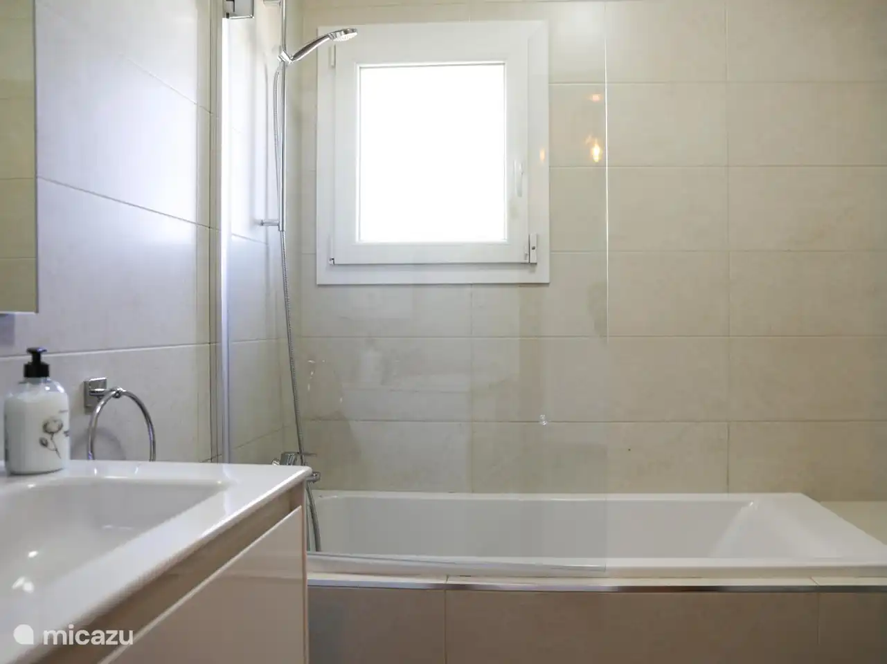 Cuarto de baño con bañera