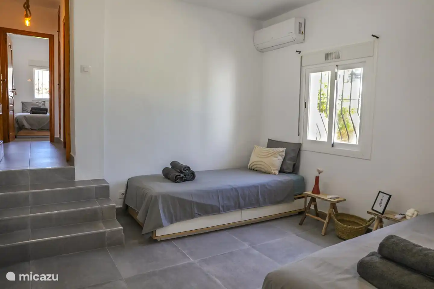 Dormitorio con dos camas individuales