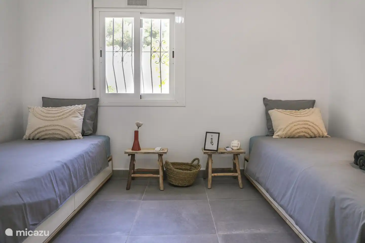 Dormitorio con dos camas individuales