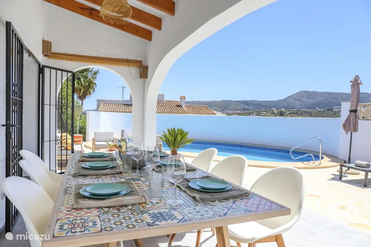 Esta mesa de comedor se encuentra ahora en el lateral de la casa. Aquí se encuentra el rincón del salón. Ver otras fotos.
